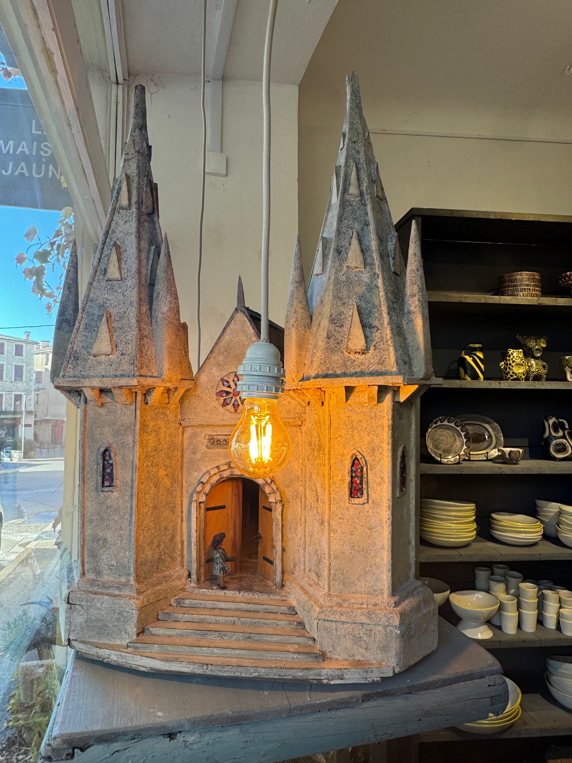 Vecchio modello di cattedrale in legno, realizzato a mano nel 1940