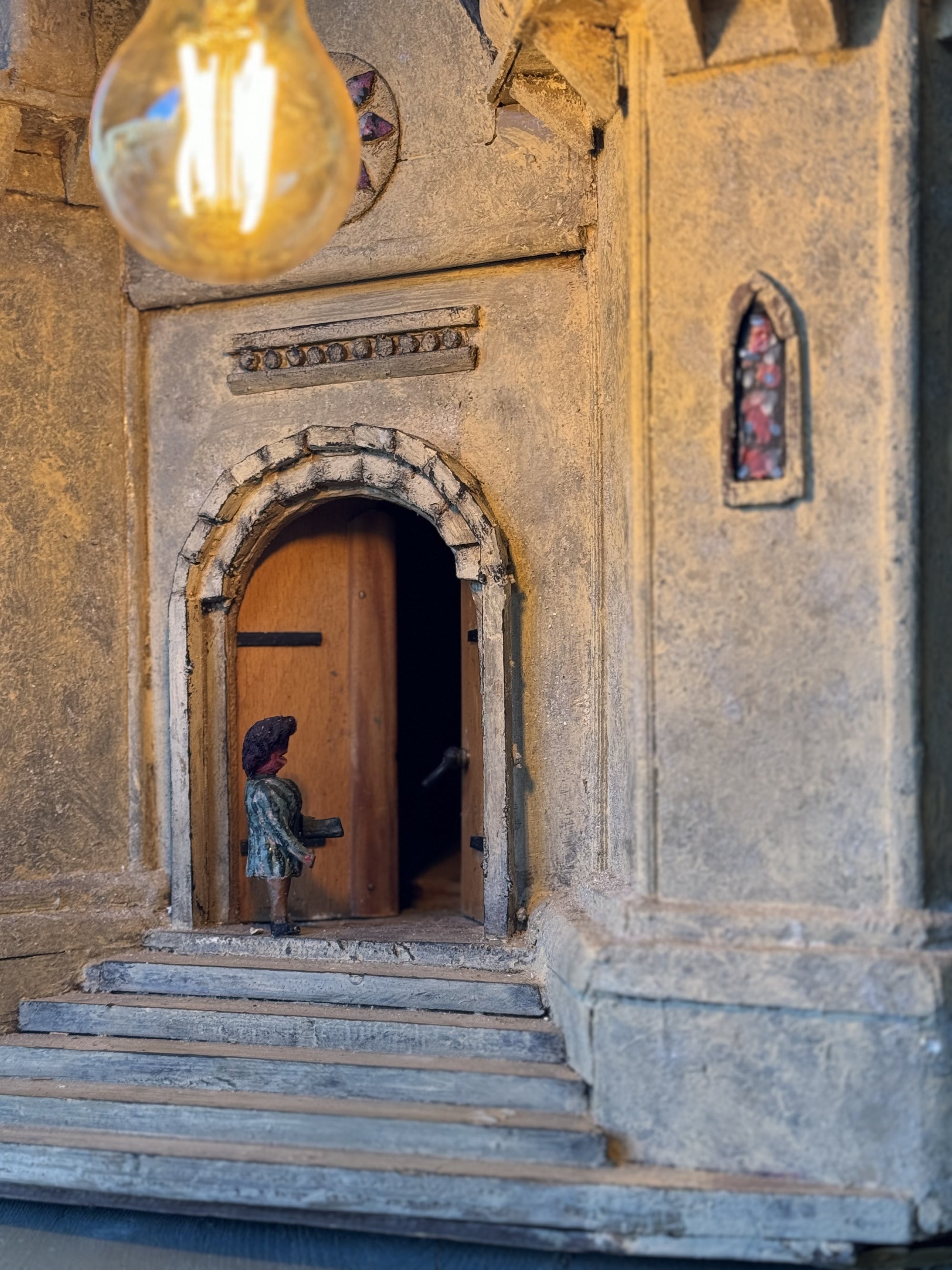 Vecchio modello di cattedrale in legno, realizzato a mano nel 1940