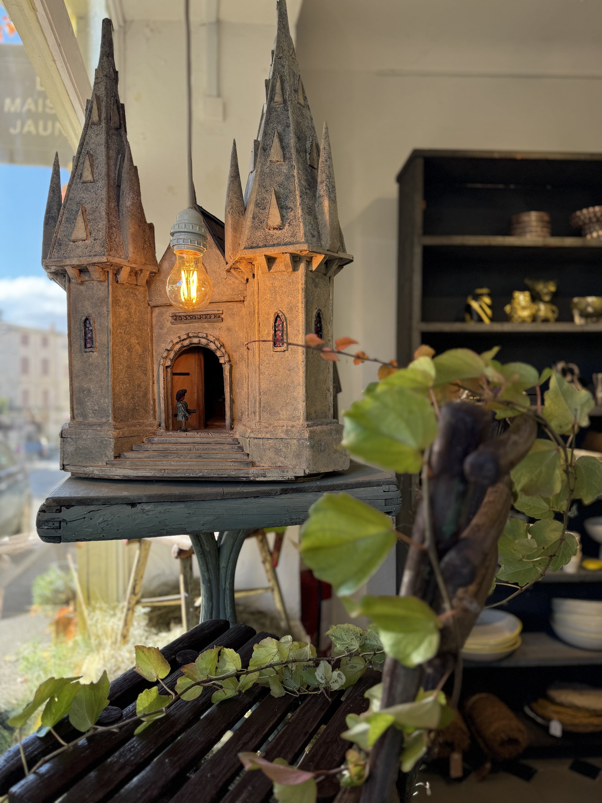 Vecchio modello di cattedrale in legno, realizzato a mano nel 1940