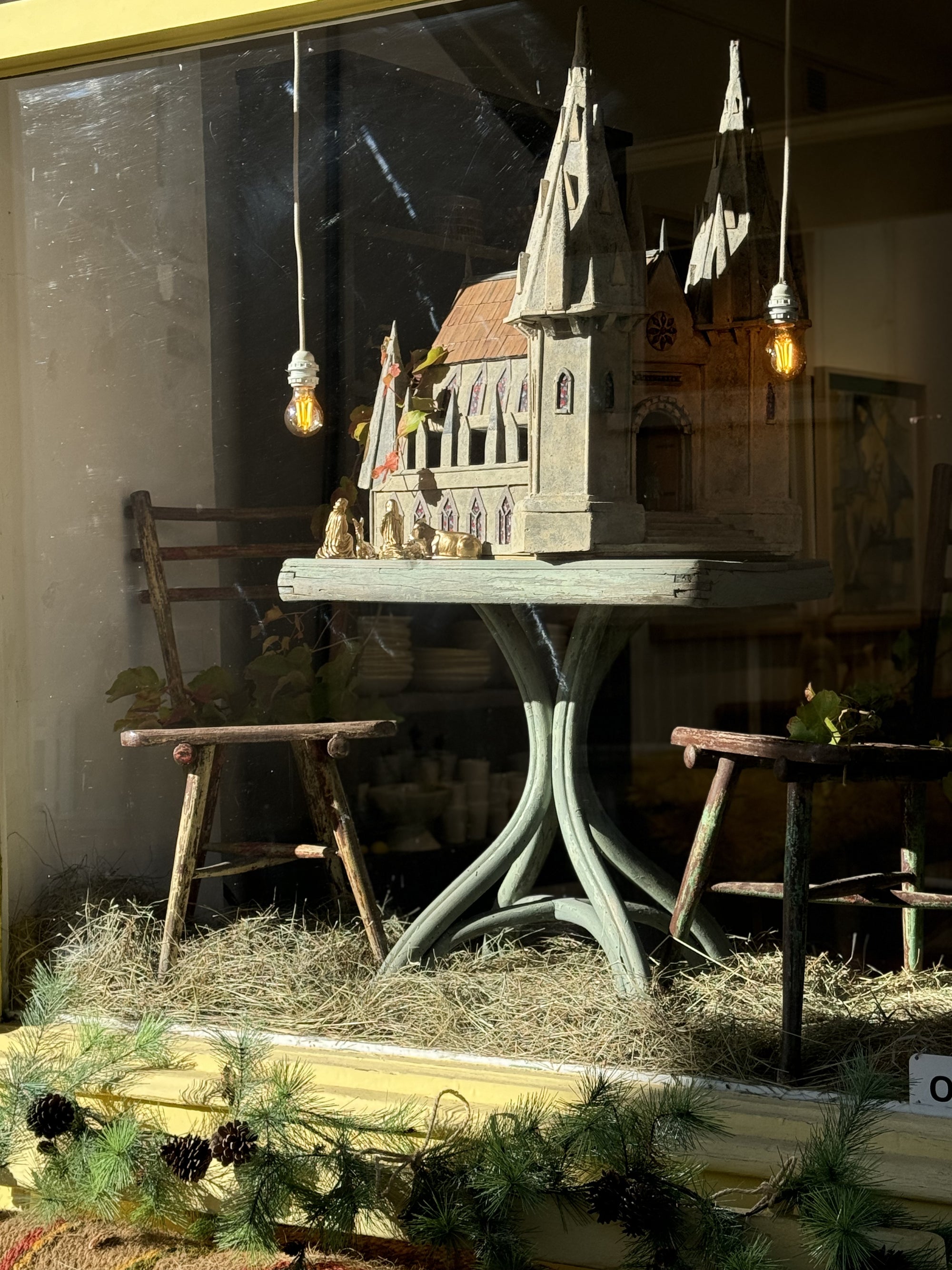 Vecchio modello di cattedrale in legno, realizzato a mano nel 1940