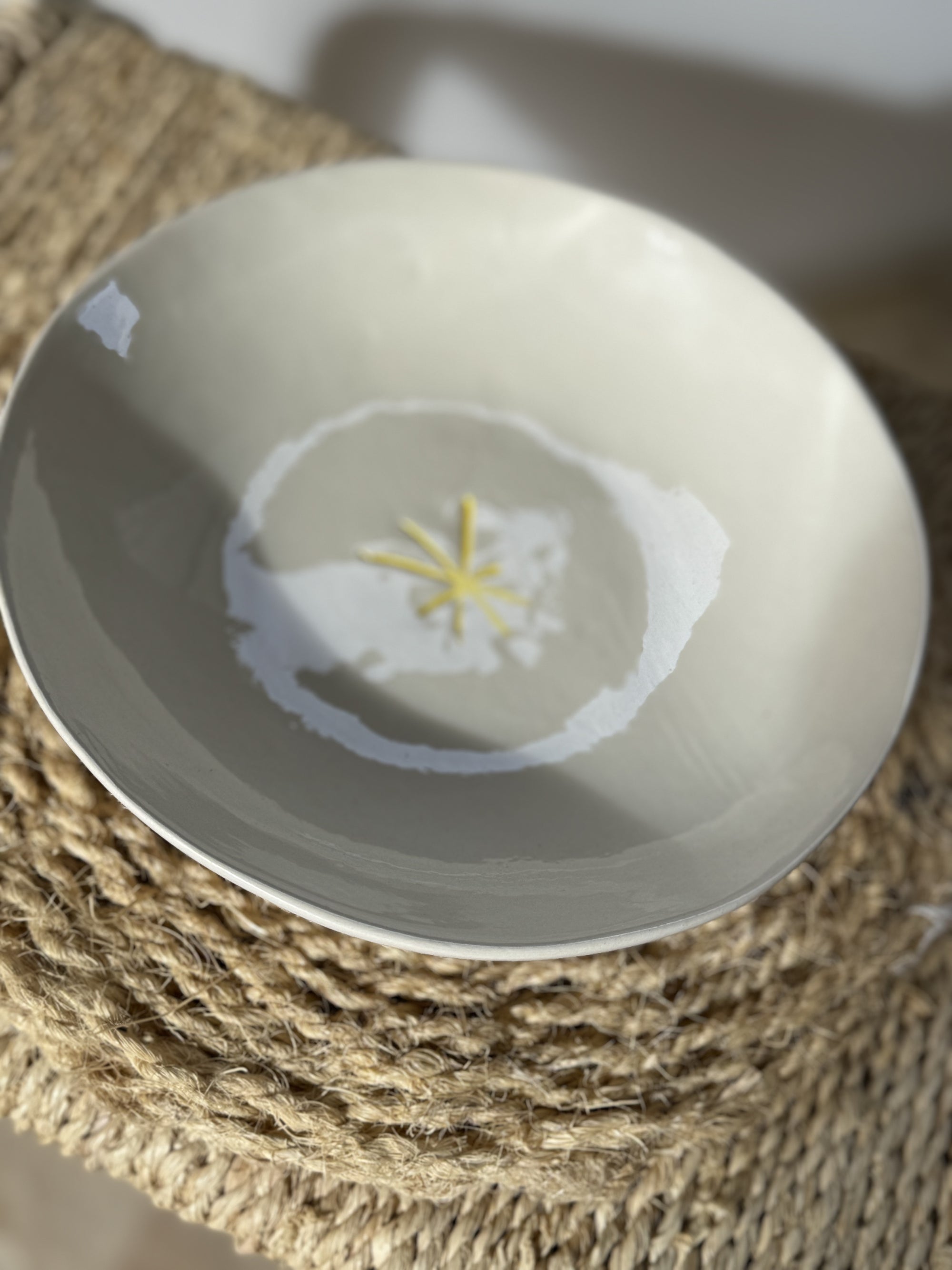 Petite assiette sans liseré jaune" le soleil est dans l'assiette"