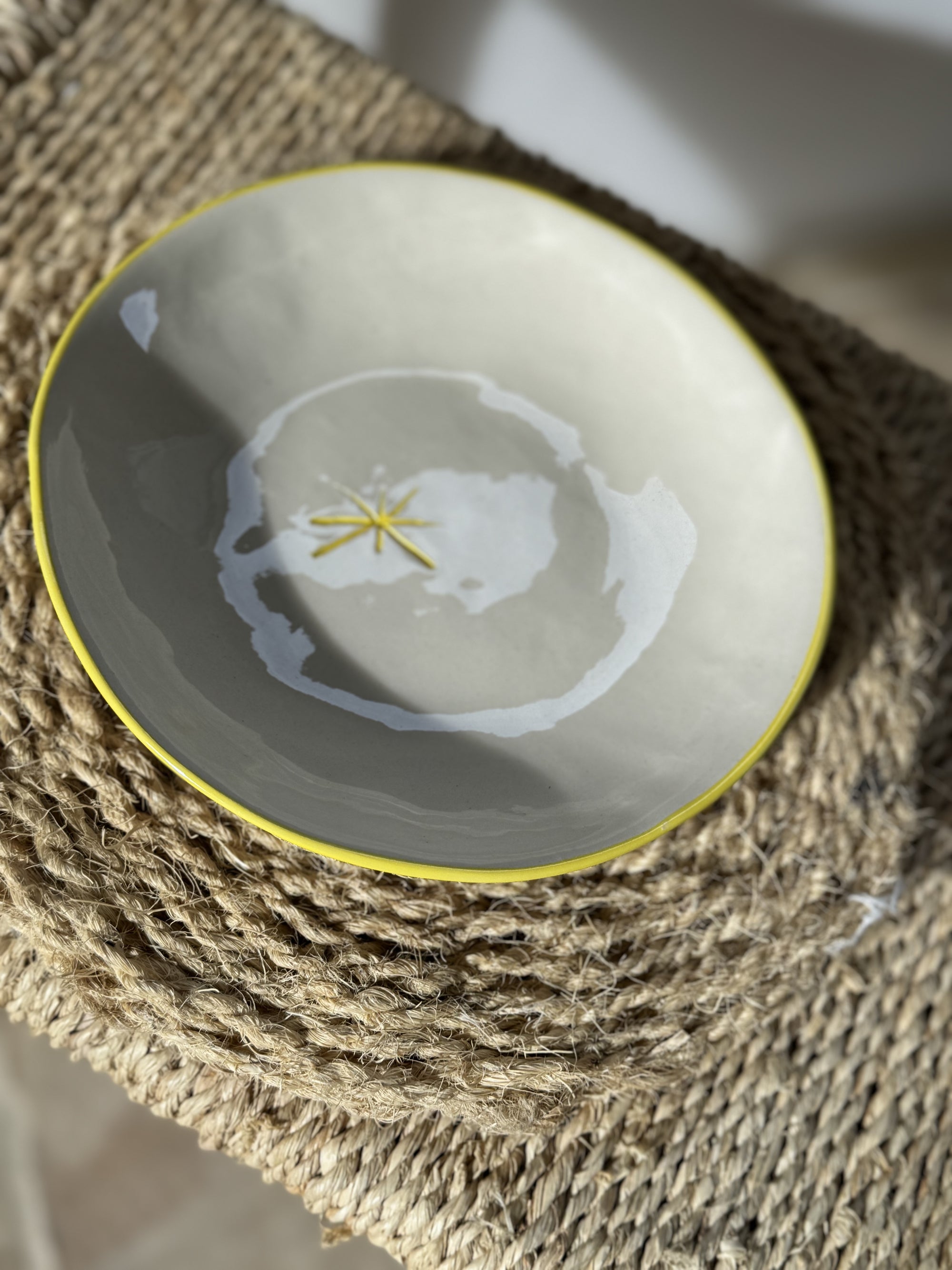 Petite assiette avec liseré jaune "le soleil est dans l'assiette"