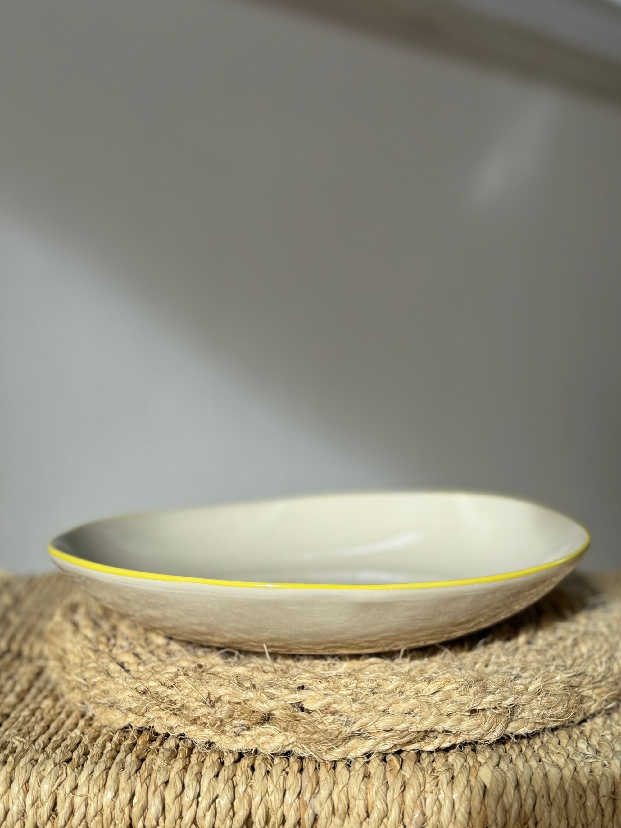 Petite assiette avec liseré jaune "le soleil est dans l'assiette"