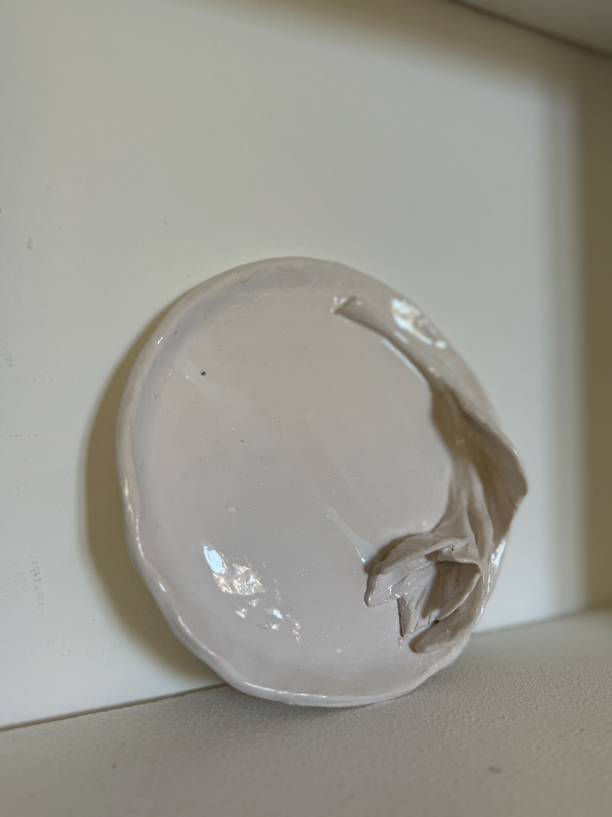 Petite assiette fleur par Isabelle Warolin
