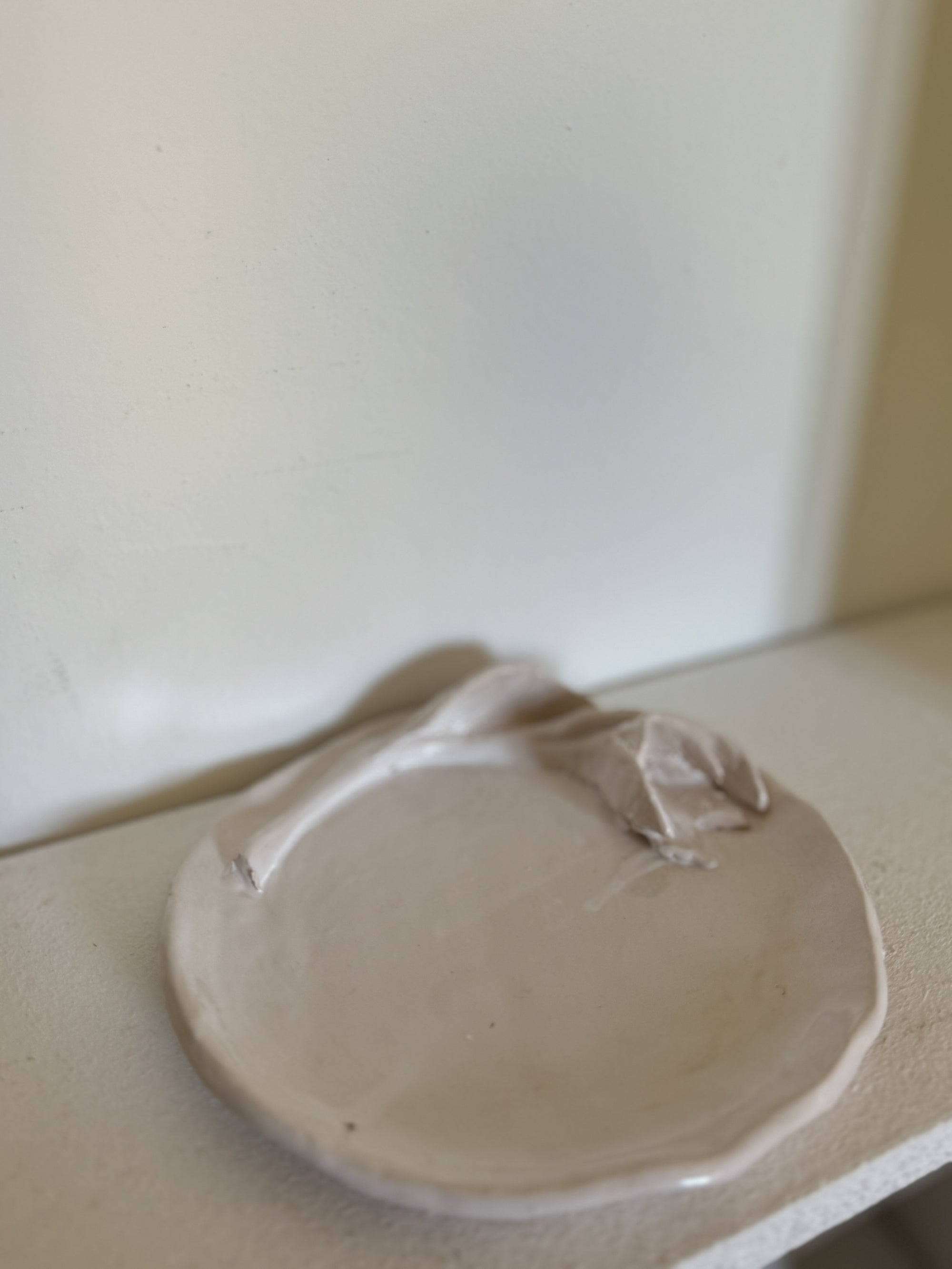 Petite assiette fleur par Isabelle Warolin