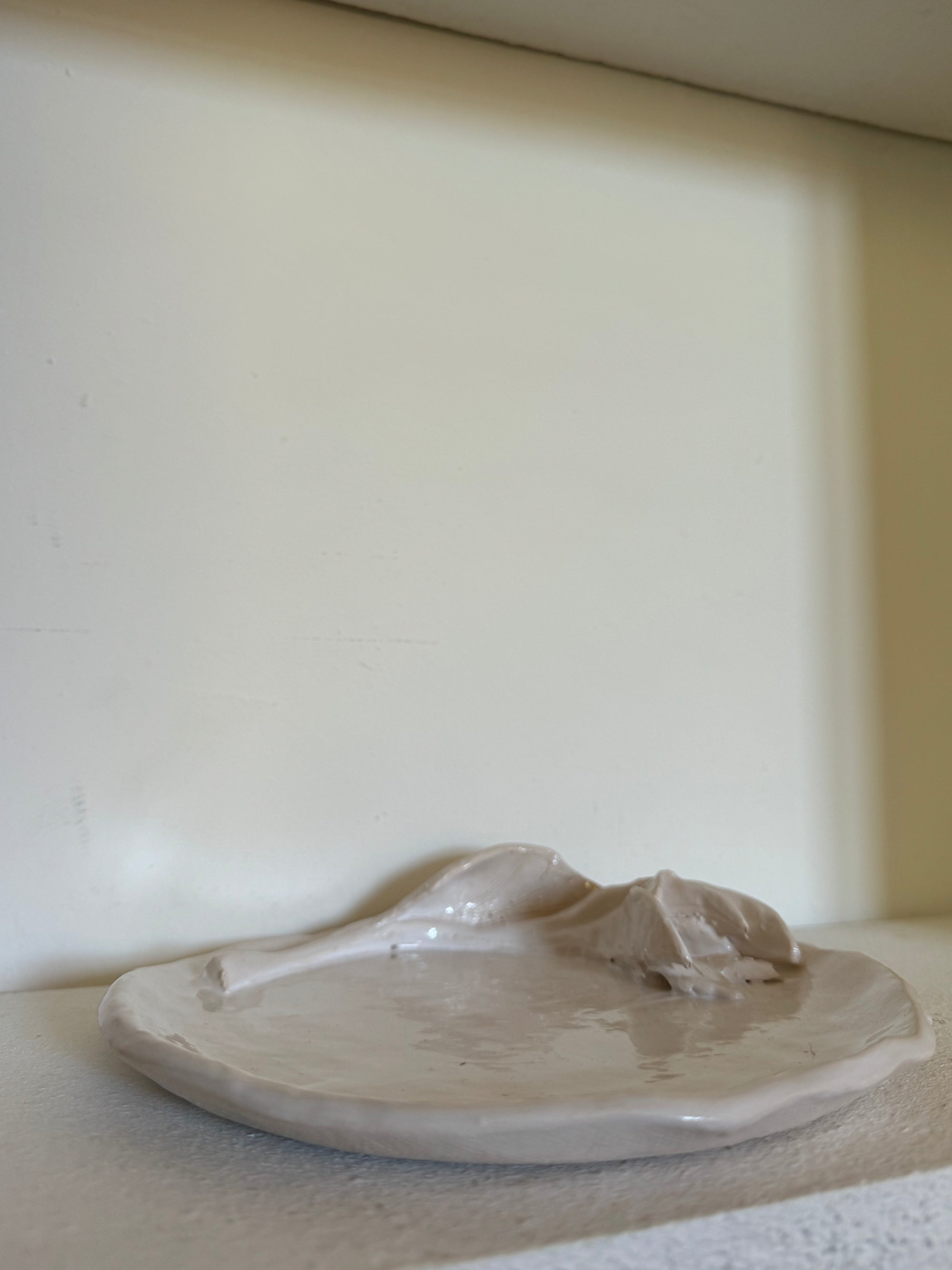 Petite assiette fleur par Isabelle Warolin