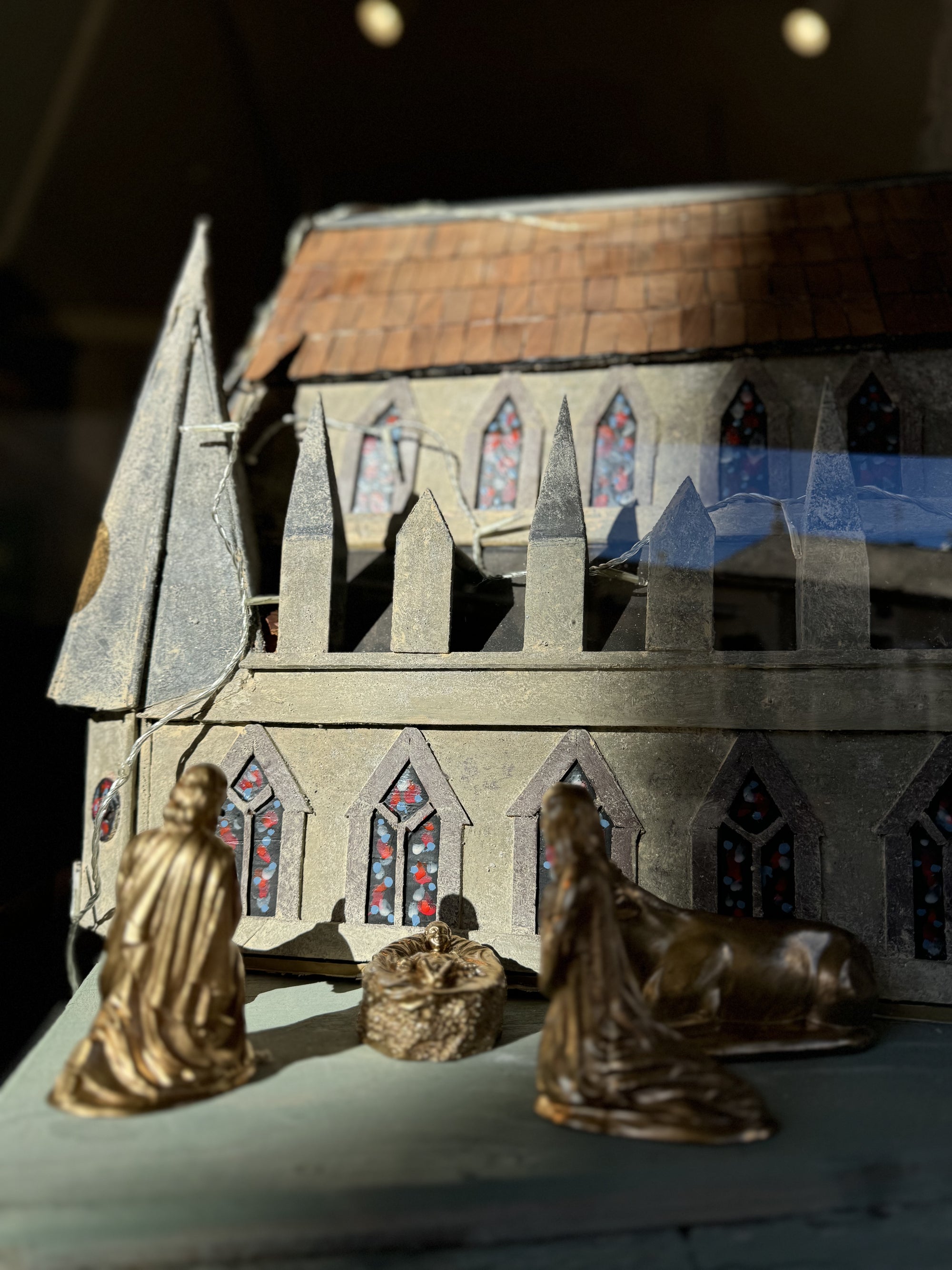 Vecchio modello di cattedrale in legno, realizzato a mano nel 1940
