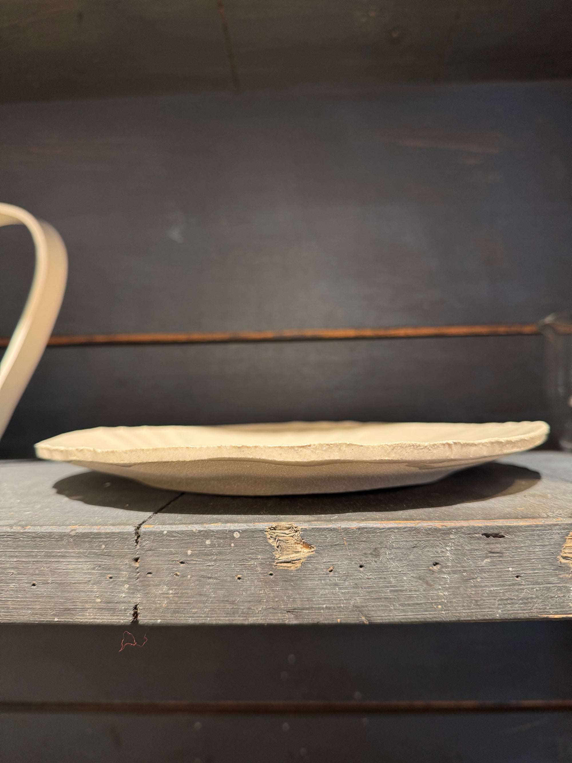 Grande assiette en grés mat de Vanessa de Saint Seine