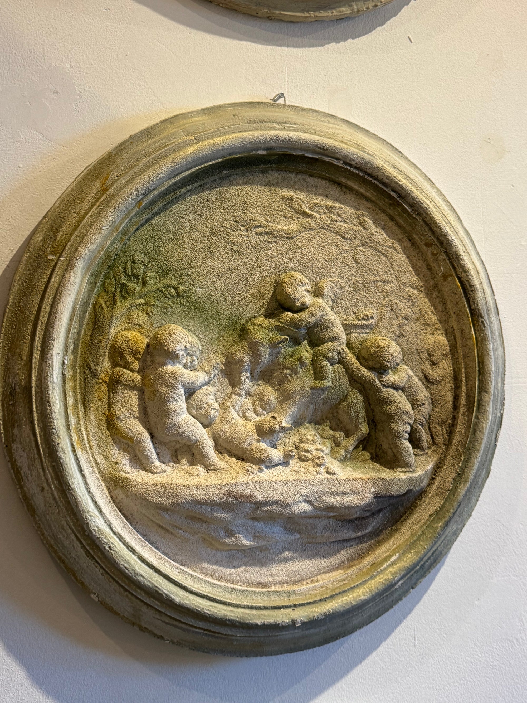 Lot de trois médaillons en plâtres d'aprés Clodion