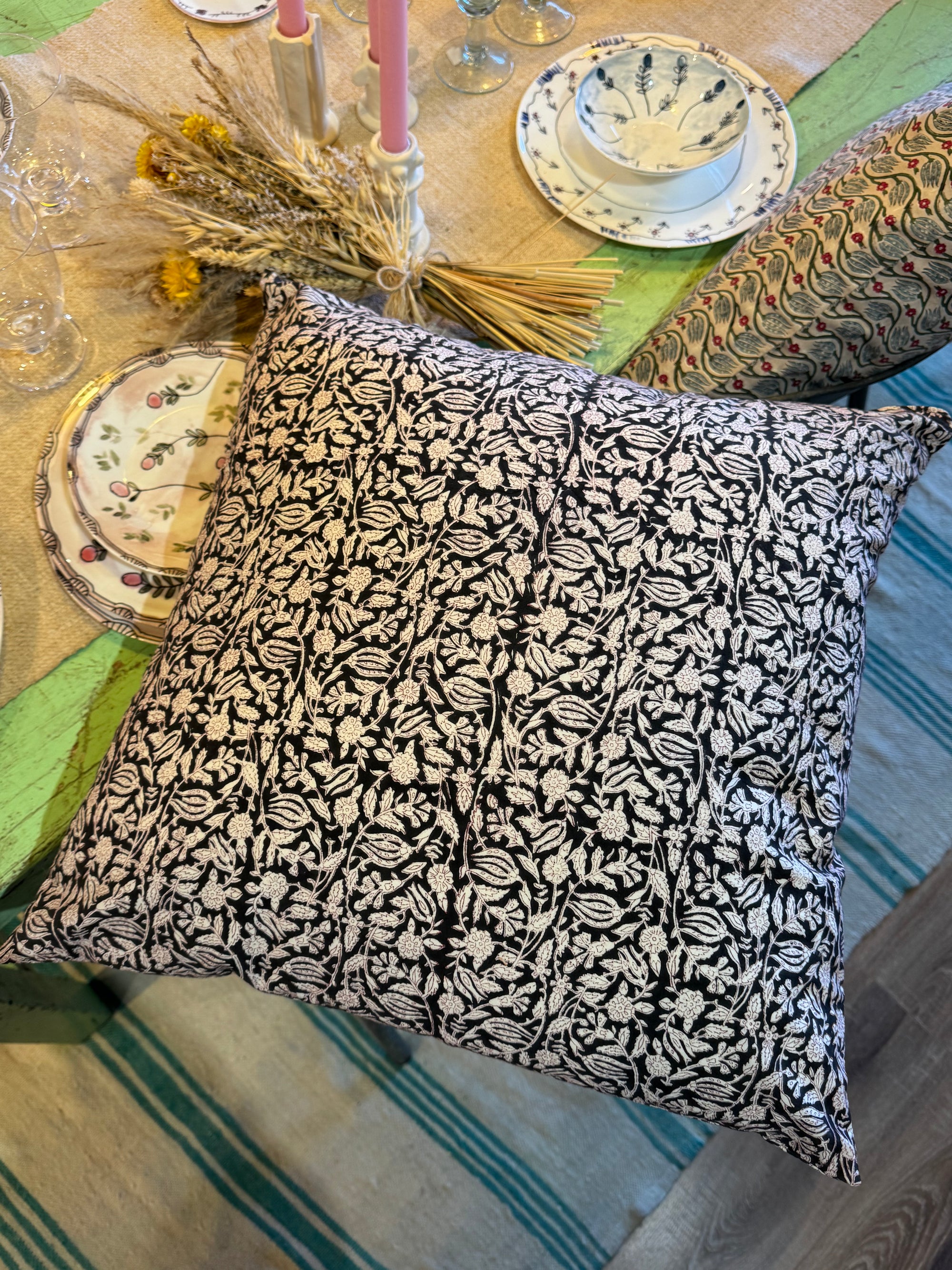 Coussin Indienne noir et blanc par La Maison Jaune
