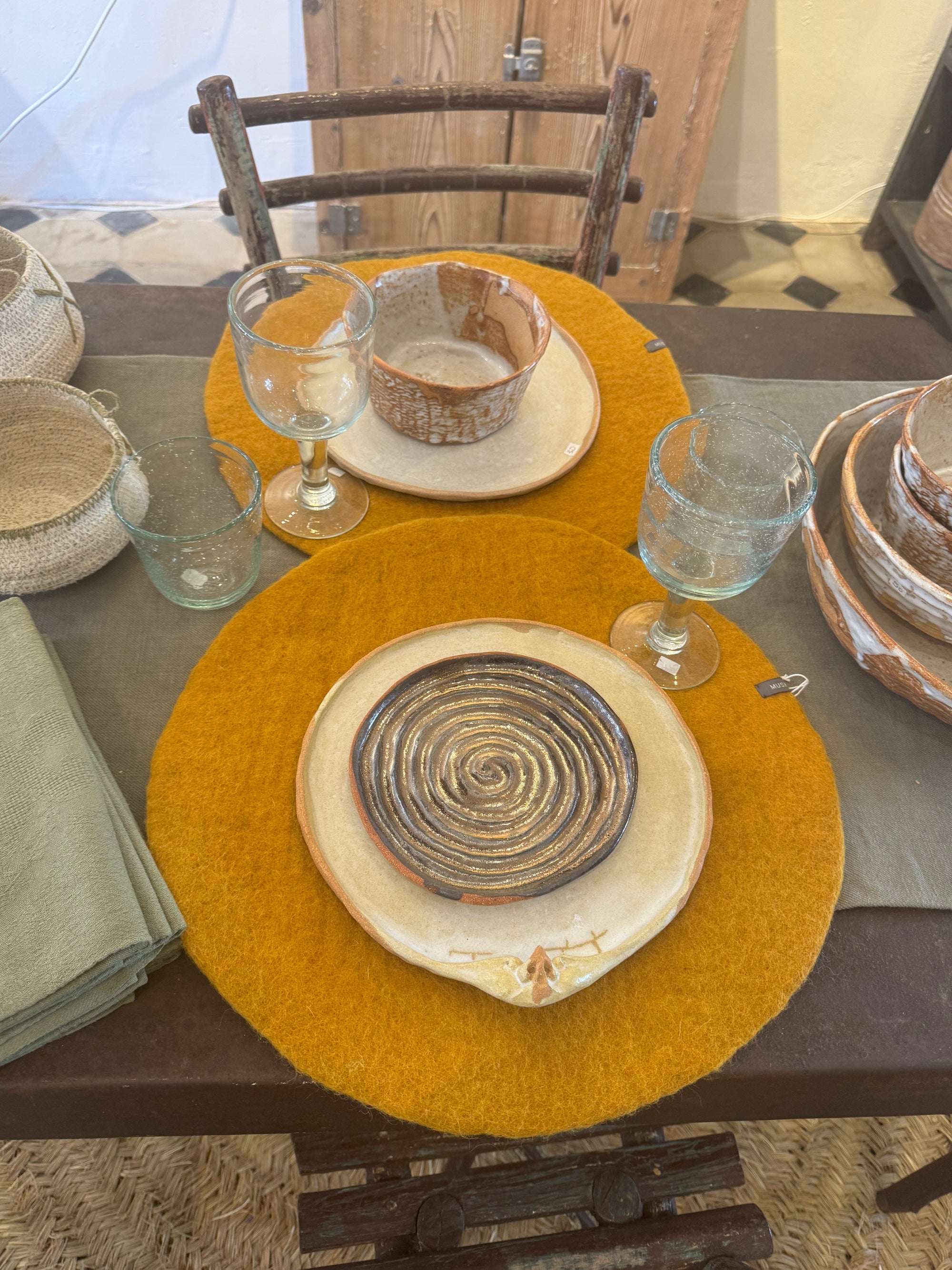 Mushkane Round Table Set