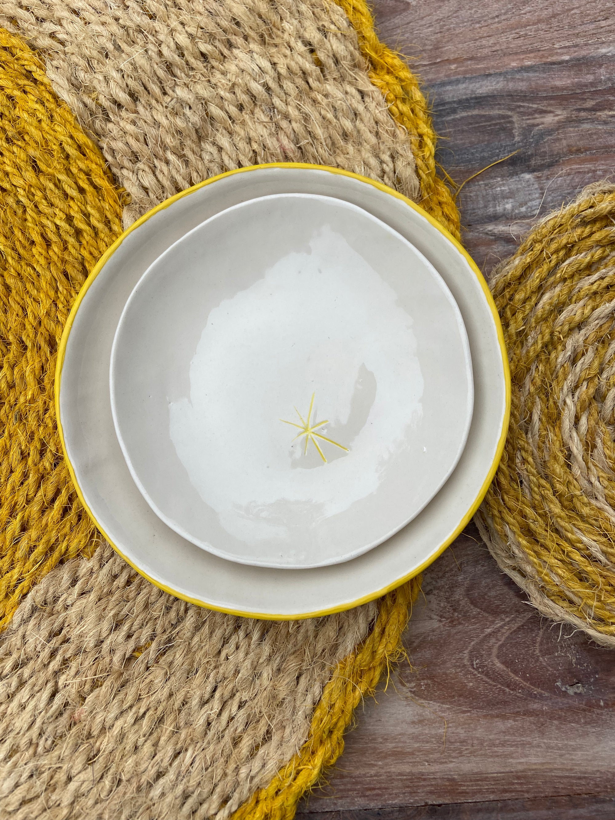 Petite assiette sans liseré jaune" le soleil est dans l'assiette"