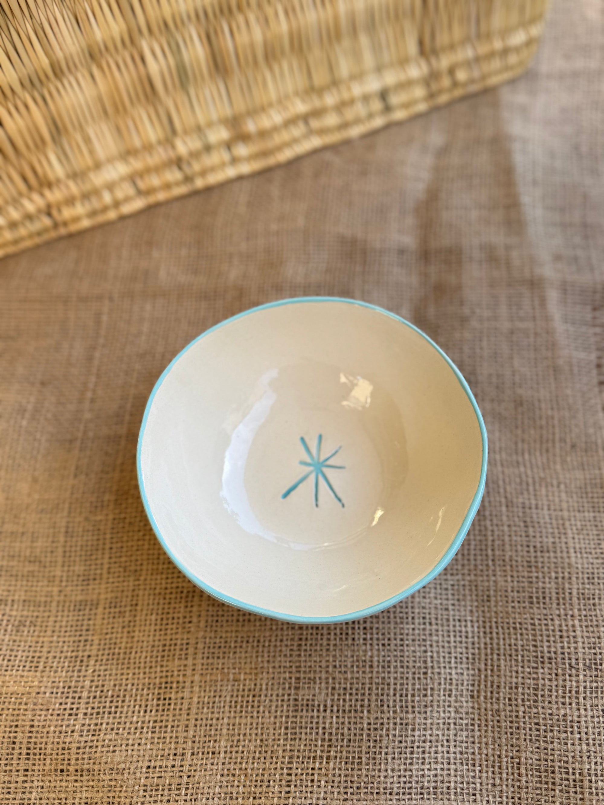Petite assiette avec liseré bleu "l'étoile est dans l'assiette"