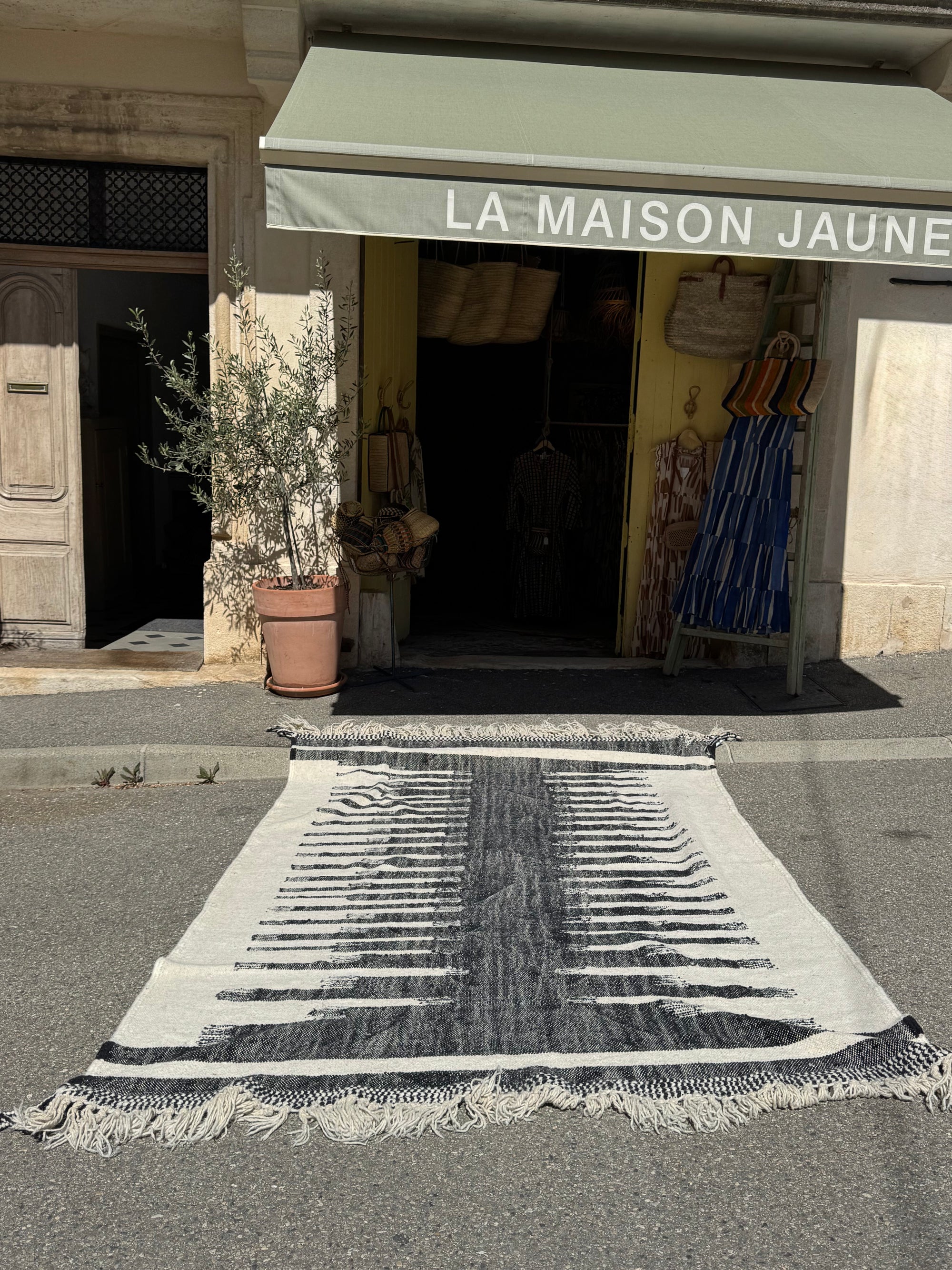 Tapis berbère contemporain noir et blanc