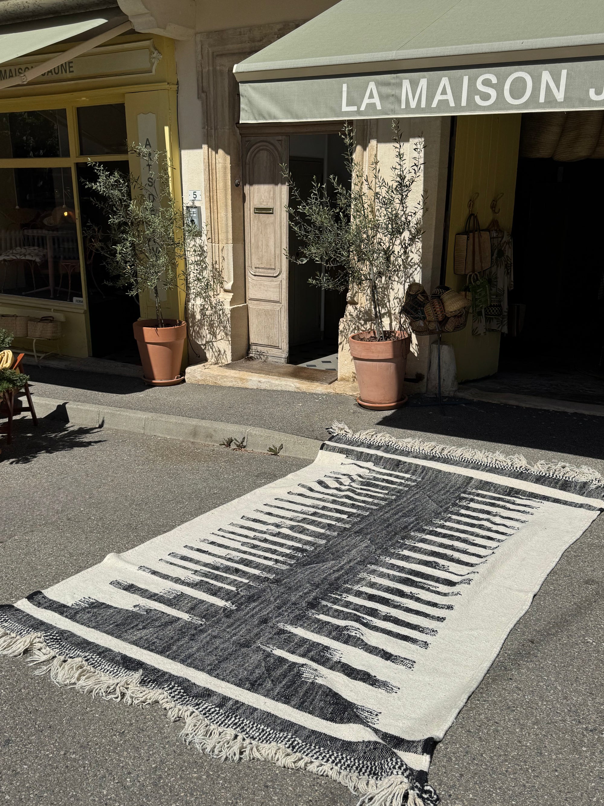 Tapis berbère contemporain noir et blanc