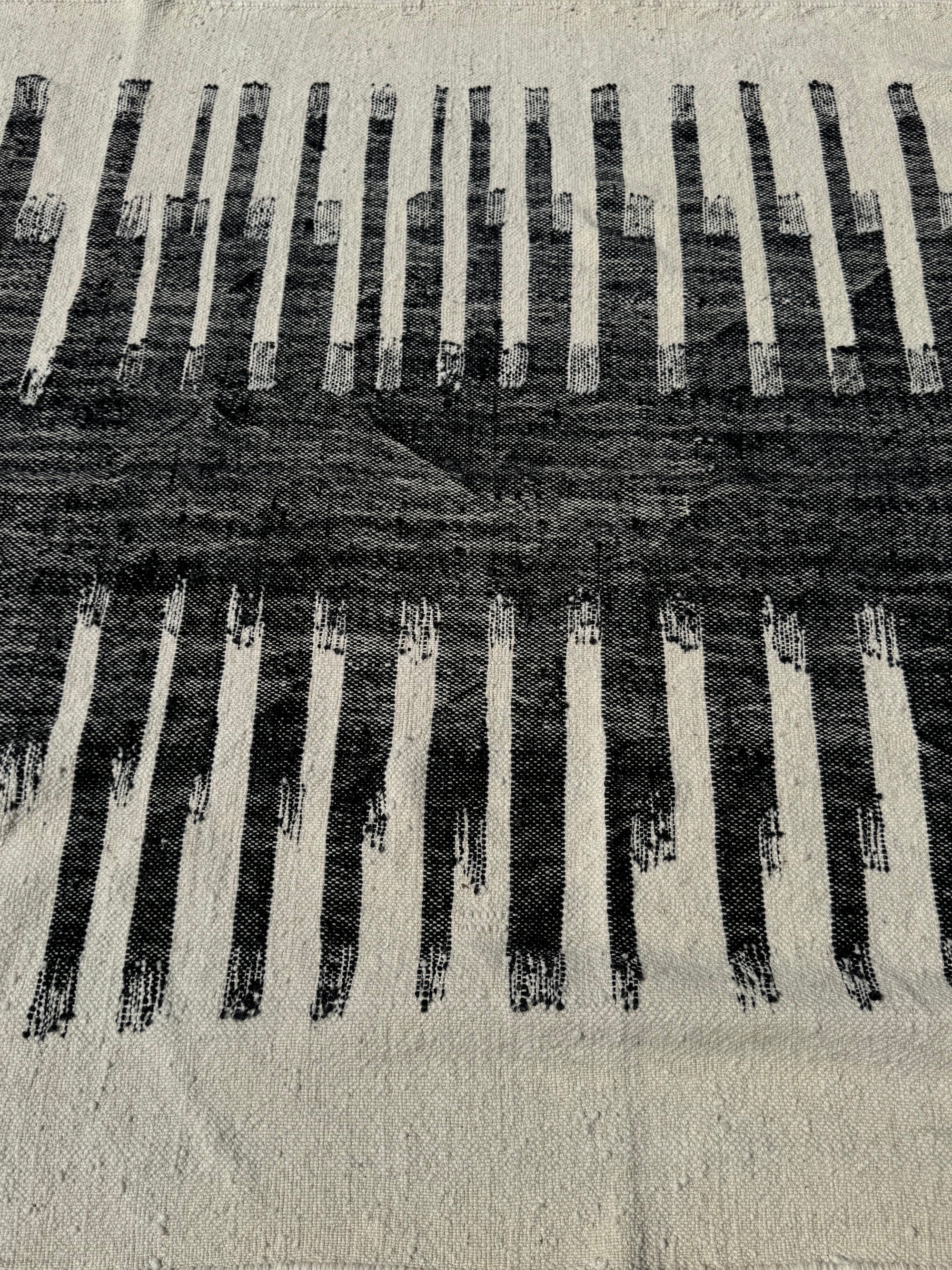 Tapis berbère contemporain noir et blanc