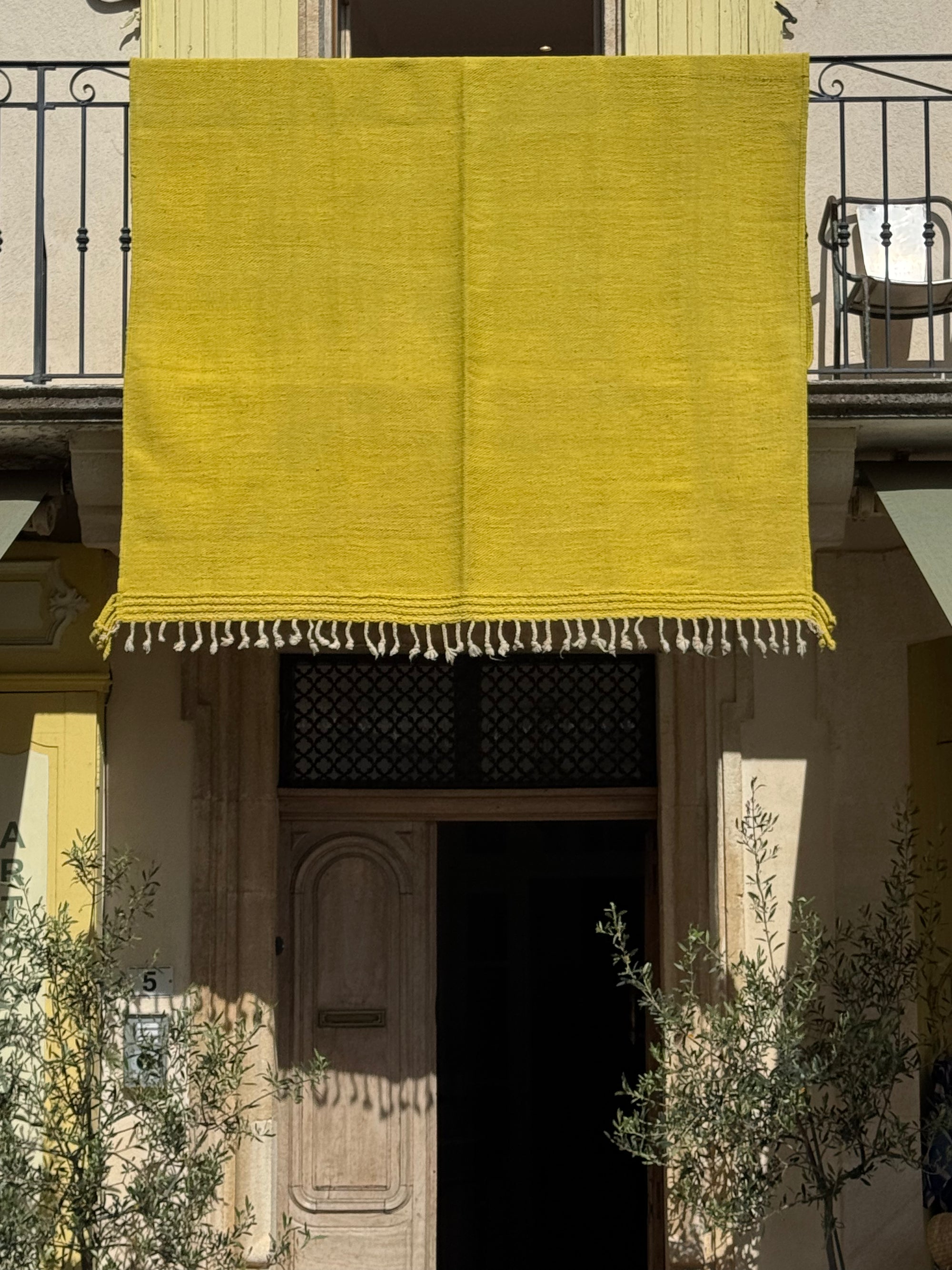 Tapis berbère contemporain monochrome